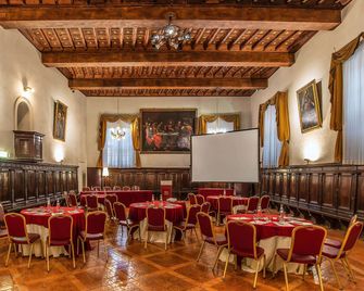 دونا كاميلا سافيلي - في ريتريتس - روما - مطعم