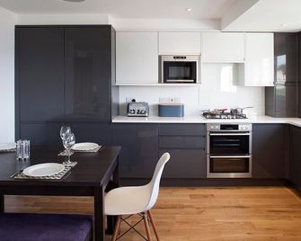 Falmouth Self Catering Lodges - Falmouth - Kitchen