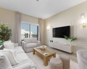 Maison Privee - Exquisite Living with Scenic Canal Vws on Yas Island - Abu Dhabi - Living room