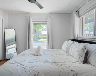 Play and Stay Dallas Home with Gym Gameroom and WiFi - Dallas