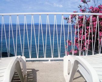 Seaside secluded apartments Cove Skozanje, Hvar - 4624 - Gdinj - Balcón