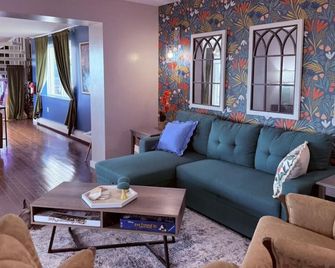 Cozy Panoramic Lake and Lift Bridge Views - Duluth - Living room