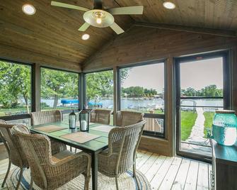 Beautiful Fox River Waterfront House Getaway - McHenry - Essbereich
