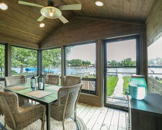 Beautiful Fox River Waterfront House Getaway - McHenry - Jídelna