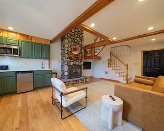 The Haüs Windham - Luxury Suites, Hot Tub, Mountain Views! - Windham - Wohnzimmer