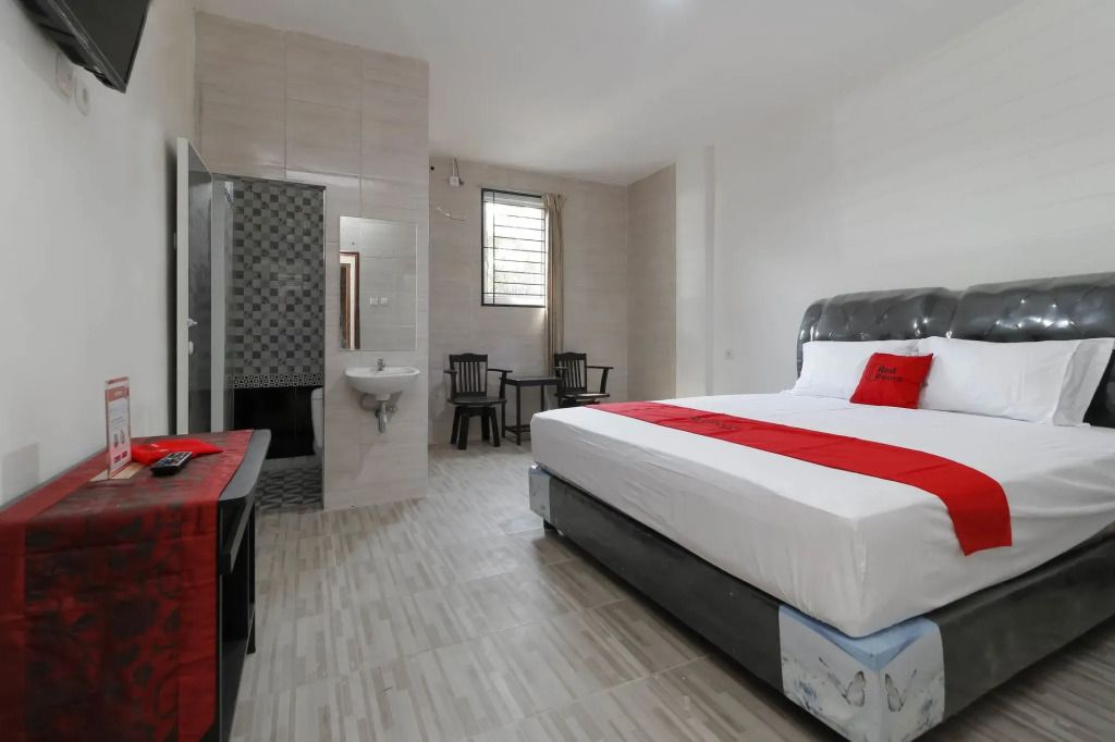 RedDoorz Plus Near Rs Royal Prima Medan