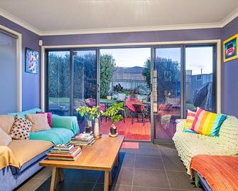 Madsen Retreat - Penguin - Living room