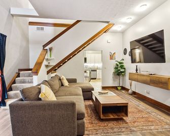 The Redwood Retreat- 5Bed/4Ba with a Rooftop Deck in the Heart of Ohio City - Cleveland - Living room