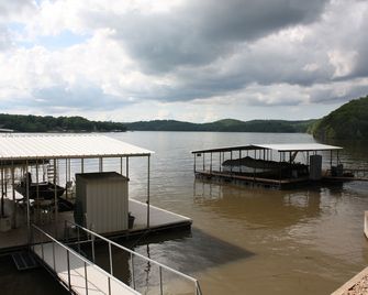 Tranquility-Lakefront 4 Bdrm w/ Huge Dock Ozarks Raceway 6.4, The Loop 8.2 miles - Gravois Mills - Patio