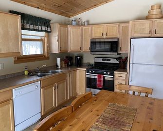 Quiet Cabin Retreat in Iron River on ATV/Snowmobile Trail - Iron River - Kitchen