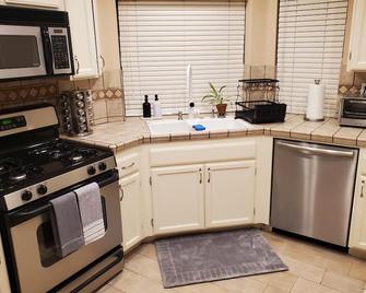 Beautiful home 5 min from Saboba Casino and Golf Course - San Jacinto - Kitchen
