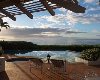 One of a kind private Luxury beachfront Estate with oceanfront pool & jacuzz - Kekaha - Pool