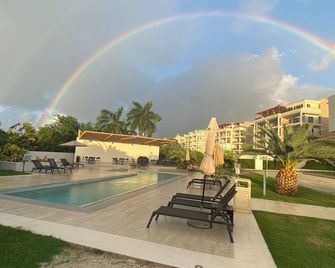 Ocean&airport view condo with pool&gym in Maho, walk to Maho Beach and Mullet Bay - Philipsburg - Pool