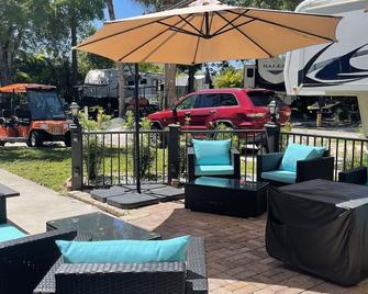 Glamping at its best-sleeps 6 with golf cart - River Ranch - Patio