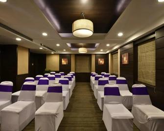 Hotel Leafio Marigold-Near Airport - Bombay