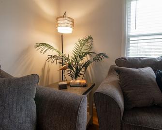Near Historic Downtown Apex, Sleeps 8, King Bed - Apex - Living room