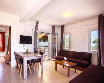 Romanos Beach Villas : Holiday Home - Beach Front - 로마노스 - 다이닝룸