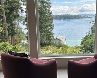 Ocean, mountain and harbour views. Family friendly house. - Heriot Bay - Balcony