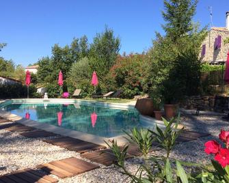 Chalet not overlooked in a quiet location with private space. Gites in unison - Tauriers - Piscina