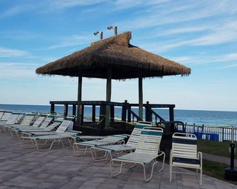 Oceanfront resort, just steps from the sand and surf. Outdoor & indoor pools. - Daytona Beach Shores - Beach