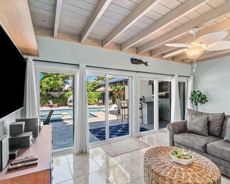 Seaside Elegance - 4B-4B - 3 Master Suites, Heated Pool and Spa, Tanning Ledge, Golden Tee Arcade, Outdoor Bar with 65 Inch TV, BBQ, Walk to Beach! Sleeps 10 - West Palm Beach - Sala de estar