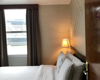 فندق ميموزا - نيويورك - غرفة نوم