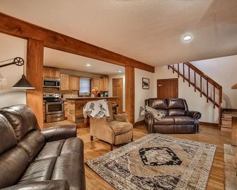 Hungry Hollow Hideaway - escape to this modern cabin on 15 acres - Great Valley - Living room