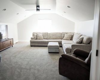 4-bedroom house in fabulous Heyburn walking distance to the river walking path! - Heyburn - Sala de estar