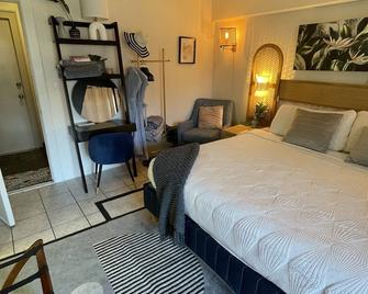 Seashore Waikiki studio 1 block from a beach No Resort Fees - Honolulu - Bedroom