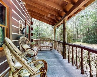 Escape to Oakwood Hideaway Cozy Cabin wHotTub on 18 Acres near Nashville! - Mount Juliet - Balcony