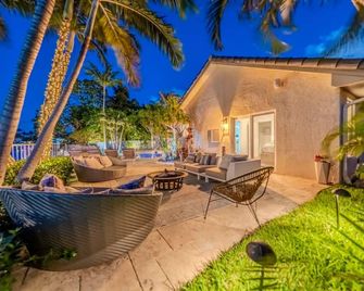 Modern Tropical 6 bdr 4 bath kayak & Paddleboard. - Fort Lauderdale - Patio