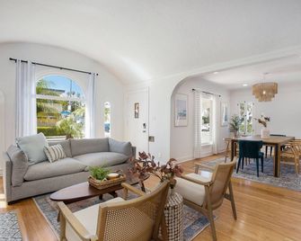Belmont Shore Bungalow - Long Beach - Living room