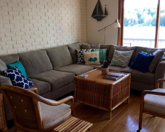 Family Fun on Crystal Lake Island - minutes to Road America, hiking, PGA Golf - Plymouth - Wohnzimmer
