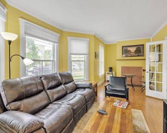 Unique Charmer- Outdoor Space & More near UM home - Ann Arbor - Living room