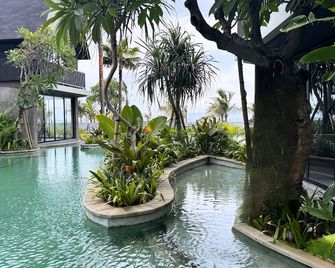 Quenzo Beach Resort - Padangbai - Pool