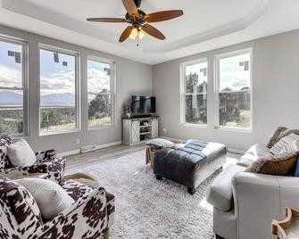 Dog-Friendly Southern Colorado Vacation Rental! - Walsenburg - Wohnzimmer