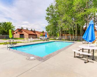 Spacious Top-Floor Condo with Resort Amenities - Pool, Hot Tub, & On-Site Gym - McCall - Pool
