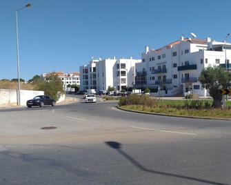 Spacious 2 Bed & 2 Bath Close To Fabulous Beaches - Praia do Carvoeiro - Gebäude