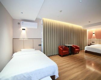 Longyi Hotel (Harbin Chinese Baroque Style Street Store) - Harbin - Bedroom