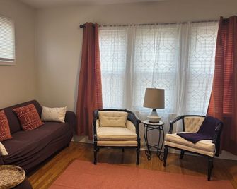 Charming 2-bedroom apartment with AC in vibrant Detroit - Detroit - Sala de estar