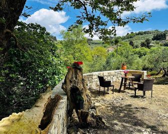 Travelers & Hikers Delight House On Way To Sougia - Panethimos - Patio