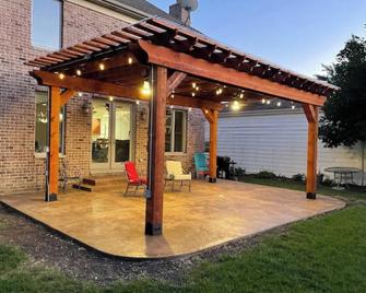 Spacious 5-bedroom Chicago suburban vacation home! - Roselle - Patio