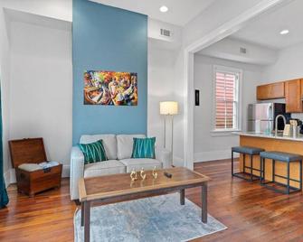 A Suite-starr Named Desire - Charming 1 Br Suite - New Orleans - Living room
