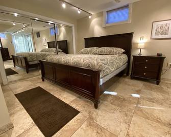 Private Home, Hot Tub, Wifi, Rural Setting, Gas Stove, 70' Smarttv - Harpers Ferry - Bedroom