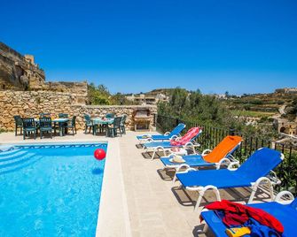 Typical Farmhouse of choice with pool . Bedrooms air-conditioned pay per use. - Kerċem - Piscina