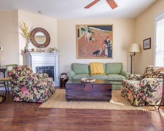 Stunning 5 Bedroom, 4 Bathroom Home Located Downtown - Sitka - Sala de estar