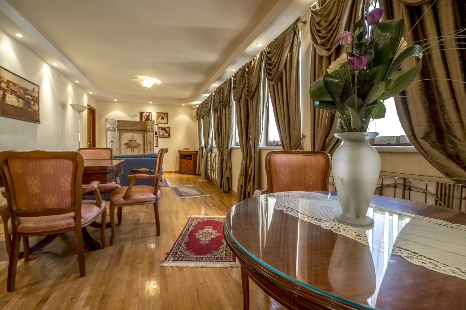 زيس إسينس بوتخاريست أوبرا