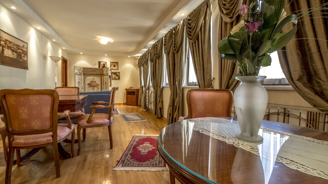 زيس إسينس بوتخاريست أوبرا