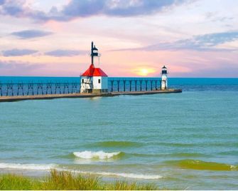 Cozy Apartment Steps from the Beach - The Ethan - Saint Joseph