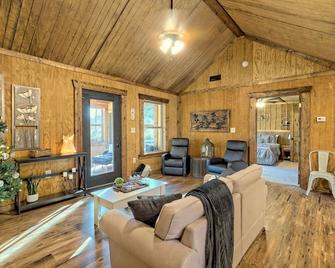 Mountain & River View, Hot Tub, Fireplaces & Fire Pit, Wifi, Dogs Ok, Tv's - Young Harris - Living room